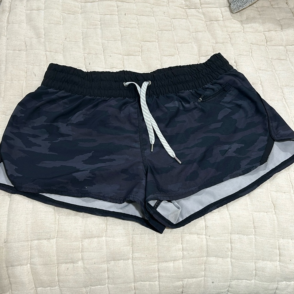 Vuori Women’s Clementine shorts 2.0  size large